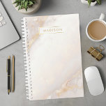 Personalisierter Name für Peach und Goldmarmor Planer<br><div class="desc">Bleibe organisiert und stilvoll mit diesem eleganten Pfirsich und Goldmarmor personalisierten Planer. Das elegante Marmordesign verleiht dem Ganzen eine Touch von Eleganz,  während die Option "Name" es zu einem einzigartigen und nachdenklichen Geschenk macht. Ideal,  um Ihren Tag zu planen,  Notizen zu schreiben oder Termine behalten.</div>