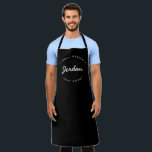 Personalisierter Name Grill Master etabliert Jahr Schürze<br><div class="desc">Viele Talente kommen aus dieser Küche. Ermutigen Sie den Koch, den Grillmeister in Ihrem Leben, das leckere Essen behalten, das mit dieser personalisierten, modernen und einzigartigen Schürze kommt. Passen Sie die Wörter an und legen Sie das Jahr nach Ihren Wünschen fest. Es gibt verschiedene Farben und Größen. Macht ein großartiges...</div>