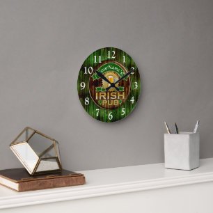 Personalisierter Name Irish Pub Sign St. Patrick's Runde Wanduhr