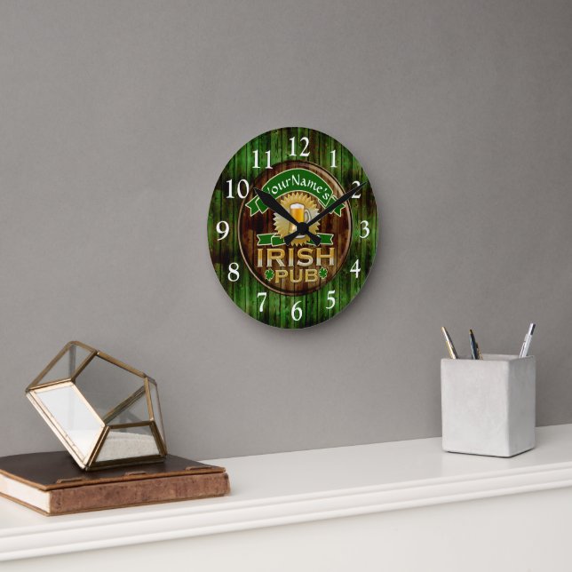 Personalisierter Name Irish Pub Sign St. Patrick's Runde Wanduhr (Büro)