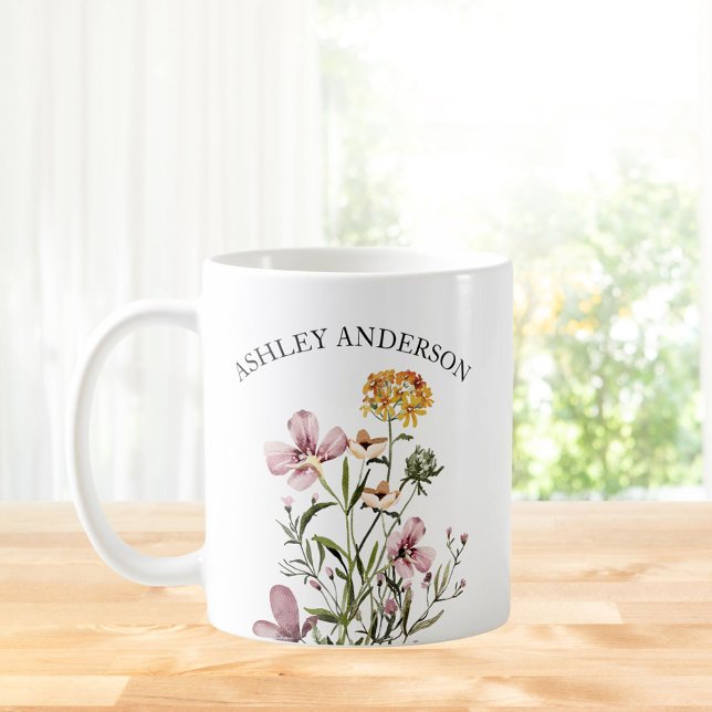 Personalisierter Name Lila Gelbe Wildblume Bouquet Kaffeetasse (In situ Kitchen table)