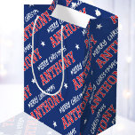 Personalisierter Name Merry Christmas Red Navy Blu Mittlere Geschenktüte<br><div class="desc">Erhöhen Sie Ihr Geschenk an diesem Weihnachtsfest mit einer personalisierten Namensgeschenktüte. Dieses übergeordnete Muster zeigt den Namen des Empfängers in stilvoller Typografie mit klassischer Blockschrift und Sternmotiven. Der Begriff "Frohe Weihnachten" kann auch auf andere Feiern angepasst oder auf Anzug umgestellt werden. Dieses Vintage Retro-Design ist für alle Altersgruppen geeignet, von...</div>