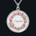 Personalisierter Name Necklace Floral Wreath Sterling Silberkette<br><div class="desc">Persönliche Bezeichnung Necklace. Fügen Sie Ihren eigenen Namen hinzu. Sie können den Schriftart und den Schriftart ändern,  um ihn zu Ihrem eigenen zu machen. Ein großartiges Geschenk für Brautmädchen,  Hochzeitsfeier,  Mutter Schwester's,  Freunde.</div>