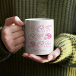 Personalisierter Name Niedlich Football Coquette B Kaffeetasse<br><div class="desc">Erleben Sie einen Touchdown mit dieser bezaubernden, individuell gestalteten Fußball-Tasse! Dieser personalisierte Schlamm, der perfekt für sportbegeisterte Mädchen geeignet ist, verbindet spielerische, von Hand gezeichnet Fußbälle, Helme und Bögen mit einer unterhaltsamen, femininen Drehung. Das weiche, rosa Design auf weißem Hintergrund macht es zu einem idealen Geschenk für jeden, der gerne...</div>
