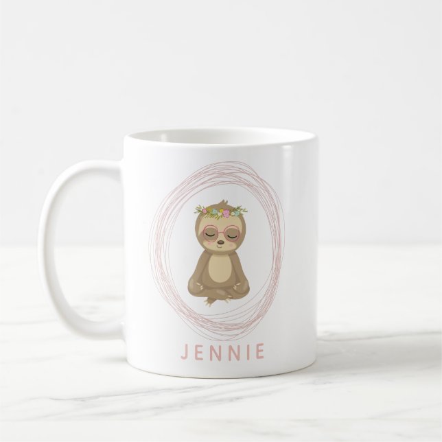 Personalisierter Name Niedlich Yoga Sloth Meditati Kaffeetasse (Links)