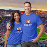 Personalisierter Name, Nummer, Team T-Shirt<br><div class="desc">Dieses personalisierte Fußball-Design verfügt über einen amerikanischen Fußball mit einer Jerseynummer und einer oder zwei Zeilen Text - Spielername, Schulname, Teamname, etc. Ideal für High School-, Jugend-, Uni- oder Fußballfans. Zeigen Sie Ihren Schulgeist und Ihre Liebe des Fußballs mit einem maßgeschneiderten Fußballgeschenk aus dem Colorfulgalshop. Bei einigen Produkten kann die...</div>