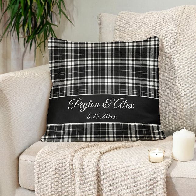 Personalisierter Name Schwarz-weiß Buffalo Karo Kissen (Personalized names/established date black white checkered, buffalo plaid pillow)