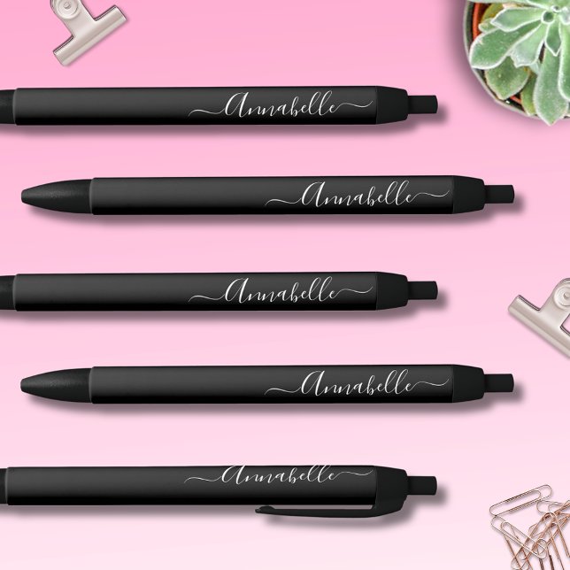 Personalisierter Name Schwarz/Weiß Kugelschreiber (Modern and stylish personalized black pens with script typography.  Just add your own name.)