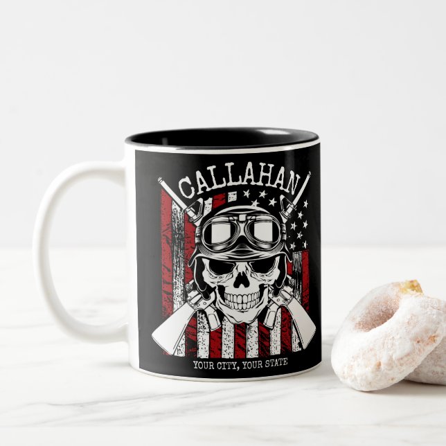 Personalisierter NAME Soldier Skull Duale Guns USA Zweifarbige Tasse (Mit Donut)