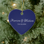 Personalisierter Name und Datum der Hochzeit Keramik Ornament<br><div class="desc">Personalisierter Name und Datum Hochzeitsherz Keramik Ornament. Elegantes,  klassisches,  minimalistisches Design. Weißer Text,  blauer Hintergrund</div>