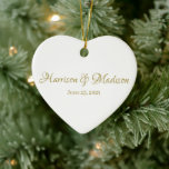 Personalisierter Name und Datum der Hochzeit Keramik Ornament<br><div class="desc">Personalisierter Name und Datum Hochzeitsherz Keramik Ornament.
Elegantes,  klassisches,  minimalistisches Design.
Imitate,  Goldtext,  weißer Hintergrund</div>