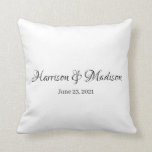 Personalisierter Name und Datum der Hochzeit Kissen<br><div class="desc">Personalisierter Name des Paares und Date Wedding Throw Kissen. Elegantes,  klassisches,  minimalistisches Design. Schwarz und Weiß</div>