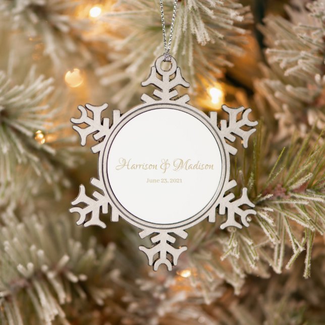 Personalisierter Name und Datum der Hochzeit Schneeflocken Zinn-Ornament (Baum)