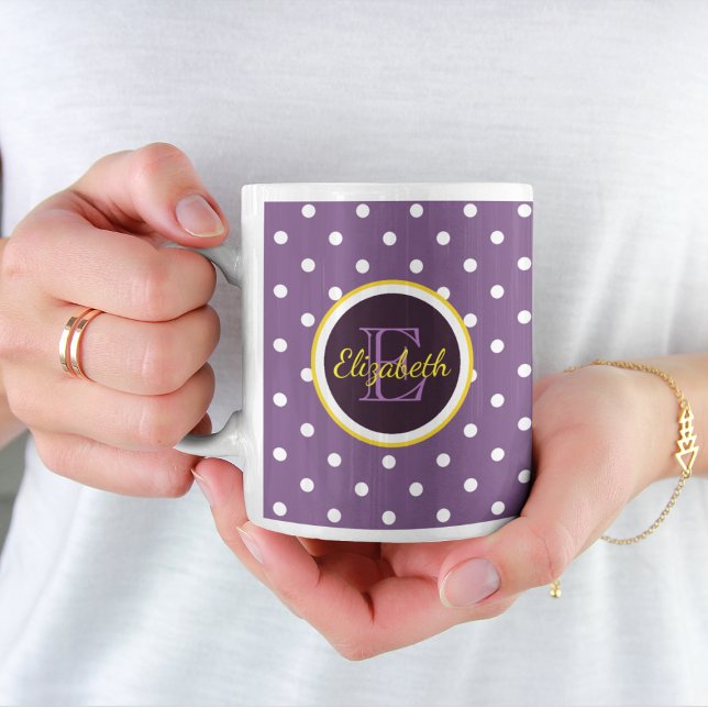Personalisierter Name und Monogramm Lila Polka-Dot Kaffeetasse (Von Creator hochgeladen)