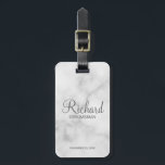 Personalisierter Name und Monogramm-Trauzeuge aus  Gepäckanhänger<br><div class="desc">Personalisierte Trauzeuge Geschenke mit dem Namen des personalisierten Trauzeugen in grauem, modernem Skript-Schriftart-Stil mit Titel und Hochzeitsdatum in modernen Sans Serif Schriftart Stil auf weißem Marmor Hintergrund. Auch perfekt für Trauzeuge, Brautvater, Brautjungfrau, Trauzeugin, Brautmutter und mehr. Bitte beachten Sie: Die Marmordetails werden im Kunstwerk simuliert. Bei der Herstellung dieses Produktes...</div>