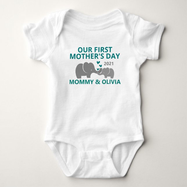 Personalisierter Name unseres ersten Muttertags Baby Strampler (Vorderseite)