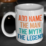 Personalisierter Name Vintag Der Mythos der Mensch Kaffeetasse<br><div class="desc">Personalisierter Name Vintag The Man Myth Legend. Nehmen Sie sich dieses lustige,  maßgeschneiderte Sprichwort-Design in Vintagem Design mit Retrofarben und machen Sie es zum idealen Geschenk für Ihre Familienmitglieder,  Freunde oder Kollegen,  um es zum Trinken von heißen Getränken wie Kaffee,  heiße Schokolade oder Tee zu verwenden.</div>