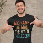 Personalisierter Name Vintag Der Mythos der Mensch T-Shirt<br><div class="desc">Personalisierter Name Vintag The Man Myth Legend. Nehmen Sie sich dieses lustige,  maßgeschneiderte Sprichwort-Design in Vintagem Design mit Retrofarben und machen Sie es zum perfekten Geschenk für Ihre Familienmitglieder,  Freunde oder Kollegen,  während Ihres Aufenthalts oder bei jedem Tagesprogramm.</div>