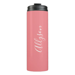 Personalisierter Name White Script Vertikal Coral Thermosbecher