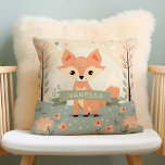 Personalisierter Name Woodland Fox, Baby Girl Kind Kissen<br><div class="desc">Das "Niedliche Woodland Fox"-Kinderzimmer-Kissen von PixeliaDesigns, eine reizvolle Ergänzung zu jedem geschlechtsneutralen Kinderzimmer. Dieses charmante Kissen zeichnet sich durch herzhafte Illustrationen von Waldtieren aus, darunter Fuchs, Bär, Hirsch und Eichhörnchen, die alle in ruhigen, sanften Tönen gerendert werden und eine friedliche und einladende Atmosphäre schaffen. Mit seinen Farben und Mustern ist...</div>