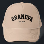 Personalisierter neuer Opa Est Datum Vatertag Truckerkappe<br><div class="desc">Dieser personalisierte Opa "Est. Jahr" ist das perfekte Geschenk, um einen neuen oder erfahrenen Großeltern zu feiern! Mit einem klassischen, strukturierten Design mit fett schwarzen Schriften im Kollegialstil, zeigt diese Kappe stolz "GRANDPA" neben einem anpassbaren "Est". Jahr" Detail, um zu markieren, als die Enkelreise begann. Die neutrale Beige-Farbe macht es...</div>
