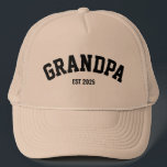 Personalisierter neuer Opa Est Datum Vatertag Truckerkappe<br><div class="desc">Dieser personalisierte Opa "Est. Jahr" ist das perfekte Geschenk, um einen neuen oder erfahrenen Großeltern zu feiern! Mit einem klassischen, strukturierten Design mit fett schwarzen Schriften im Kollegialstil, zeigt diese Kappe stolz "GRANDPA" neben einem anpassbaren "Est". Jahr" Detail, um zu markieren, als die Enkelreise begann. Die neutrale Beige-Farbe macht es...</div>