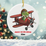 Personalisierter, Niedlicher Flugzeugdinosaurier,  Keramik Ornament<br><div class="desc">Das Design umfasst einen niedlichen Dinosaurier mit einem Pilothelm,  der ein rotes Flugzeug bedient. Am unteren Bildrand befindet sich der Text '[Name] 1. Weihnachten' und Jahr. Passen Sie dieses Ornament mit Ihren spezifischen Details an. Das wäre perfekt für diesen kleinen Aviator! Copyright steigt in Style Designs LLC.</div>