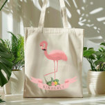 Personalisierter Niedlicher Rosa Flamingo Tragetasche<br><div class="desc">Dieser niedliche Totbeutel zeigt einen rosa Flamingo mit halsgebogenem und einem aufgehauchten Bein über einem rosa Banner mit tropischem Blattwerk. Personalisieren Sie es,  um ein einmaliges Geschenk für ein Mädchen zu machen,  das Flamingos Lieben macht - oder als überhängende Geschenktasche für eine tropische Hochzeit!</div>