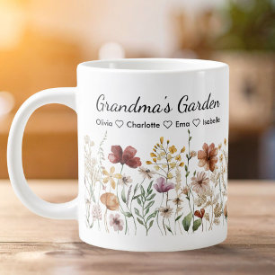 Personalisierter Oma's wunderschöner wilder Blumen Jumbo-Tasse