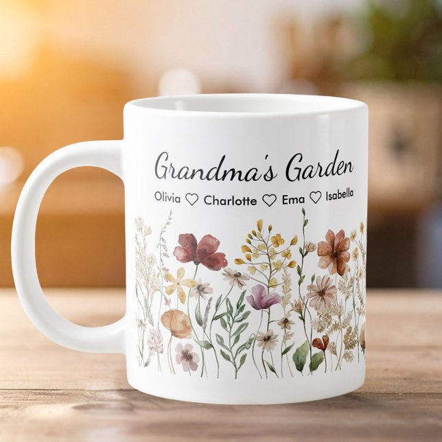 Personalisierter Oma's wunderschöner wilder Blumen Jumbo-Tasse (In situ)