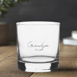 Personalisierter Opa EST 2025 | Neues Opa-Geschenk Whiskyglas<br><div class="desc">Feiern Sie seinen neuen Titel mit zeitlosem Stil. Dieses Personalisierte Großvater EST 2025 Whiskey Glass besticht durch ein modernes minimalistisches Design in elegantem Drehbuch - perfekt für Erstklassegroßväter. Ein nachdenklicher Sake für den Vatertag, Babyankündigungen oder einfach Sprichwort "jubeln" zu einem neuen Kapitel. Hergestellt aus langlebigen Glas und ideal für Bourbon,...</div>