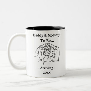 Personalisierter Papa und Mama, die in Erwartung Zweifarbige Tasse