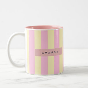 Personalisierter pastellrosa und gelber Streifen Zweifarbige Tasse