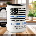 Personalisierter Polizeibeamter für die Flagge mit Tasse<br><div class="desc">Die perfekte Kaffeemaschine für Polizeibeamte und Agent der Strafverfolgung, mit der symbolträchtigen Thin Blue Line und der amerikanischen Flaggengestaltung. Diese Tasse ist ein großartiger Weg, um Ihre Unterstützung für diejenigen zu zeigen, die unseren Gemeinschaften dienen und sie schützen. Personalisieren Sie Ihre Tasse mit Ihrem Namen und Ihrer Abteilung, um sie...</div>