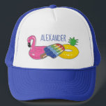 Personalisierter Pool Float Sommerspass Truckerkappe<br><div class="desc">Dieser personalisierte Hut ist ideal,  um die Sonne aus den Augen zu behielte und sich am Pool zu entspannen. Hier finden Sie Abbildungen von drei bunten Schwimmbecken in Form eines Flamingos,  eines Popkels und eines Ananas sowie Ihren Namen oder Ihre persönliche Nachricht.</div>