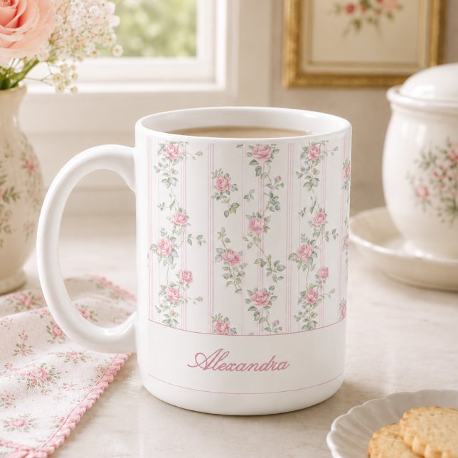 Personalisierter rosa Rosen-Blumenmonogramm-Becher Kaffeetasse (elegant grandmillennial shabby chic pink rose floral mug with custom monogram name in calligraphy)