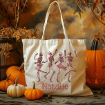 Personalisierter Rosa Skeletttrick oder Süßigkeite Tragetasche<br><div class="desc">Fügen Sie dem Halloween Ihres Kindes eine Touch von strahlender Eleganz hinzu, mit unserem Personalisierten Pink Dancing Ballerina Skeletons Trick oder verwöhnen Sie die Tortentasche. Diese bezaubernde Tasche besticht durch den zauberhaften Rosa-Skelettballerinas, die elegant über die Tasche tanzen und eine reizvolle Mischung aus spukhafter und stilvoller Eleganz bieten. Ideal für...</div>