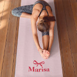 Personalisierter Rosa- und Rotweinname Yogamatte<br><div class="desc">Mit dieser personalisierten Yoga-Matte in Rosa und Rot, die sowohl für Komfort als auch für Stil konzipiert wurde, verbessern Sie Ihre Trainingskraft. Mit einem eleganten Bogen-Design in sanftem Rosa und fett rotem Rot fügt diese maßgeschneiderte Yoga-Matte Ihren Fitnessen eine Touch Eleganz hinzu. Personalisieren Sie es mit Ihrem Namen oder Initialen,...</div>