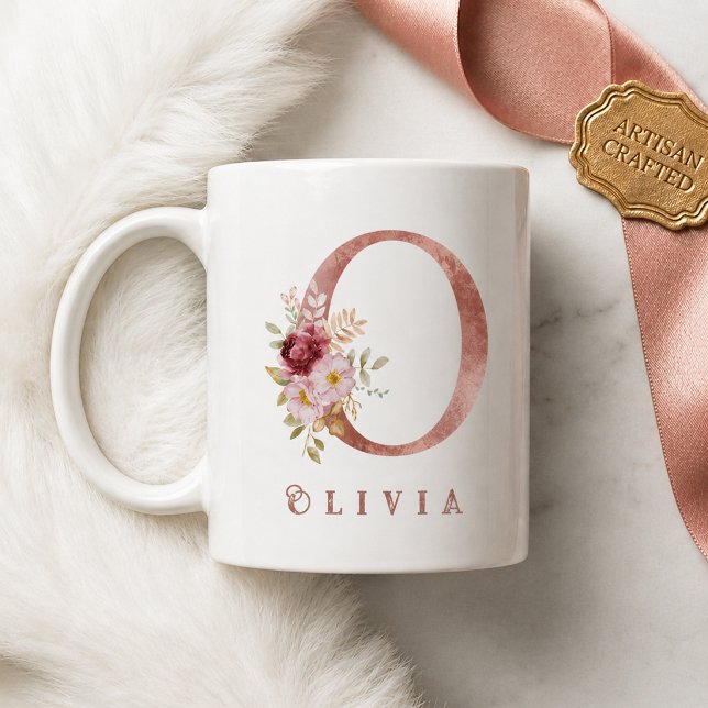 Personalisierter Roségold-Blumen-Initialbuchstabe  Kaffeetasse (Von Creator hochgeladen)