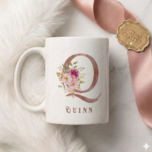 Personalisierter Roségold-Blumen-Initialbuchstabe  Kaffeetasse