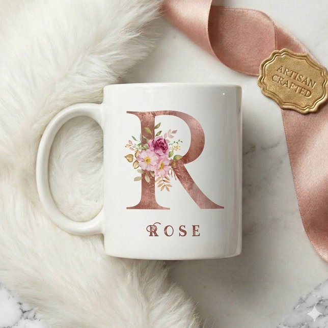 Personalisierter Roségold-Blumen-Initialbuchstabe  Kaffeetasse (Von Creator hochgeladen)