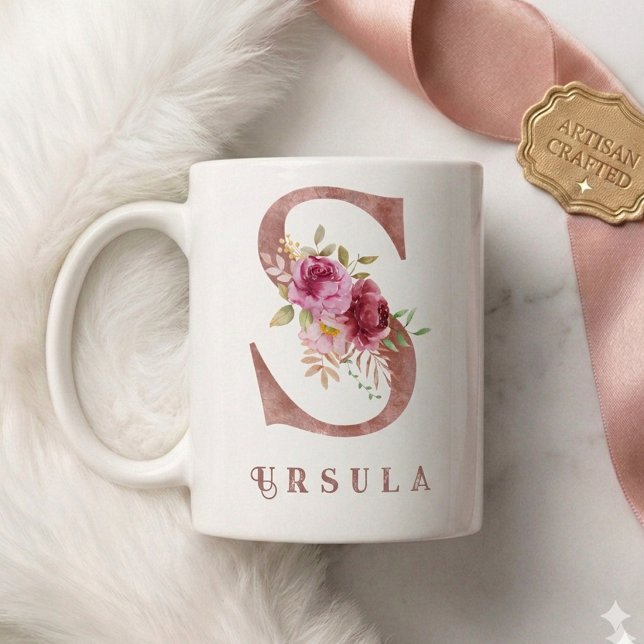 Personalisierter Roségold-Blumen-Initialbuchstabe  Kaffeetasse (Von Creator hochgeladen)