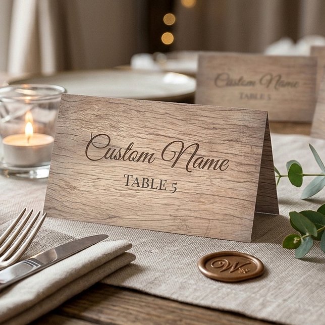 Personalisierter rustikaler hölzerner Hochzeitsnam Platzkarte (Von Creator hochgeladen)