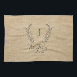Personalisierter, rustikaler Monogramm-Familiennam Geschirrtuch<br><div class="desc">Eigener Lorbeer mit Monogramm Familienname und etablierte Jahr elegant elegante rustikale Landhaus Stil ockerbeige Burg Küchentuch.        Ein modernes Geschenk- oder Küchendekor für Hochzeiten,  Jubiläen,  Hauswärme,  Erntedank,  Weihnachten oder andere Veranstaltungen.</div>