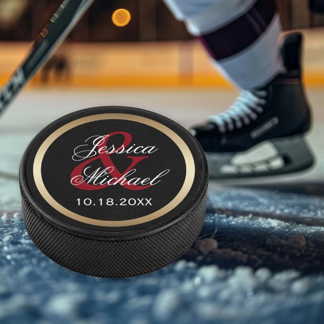 Personalisierter Sake aus Braut und Bräutigam Eishockey Puck (Personalize with your names and wedding or engagement date.)