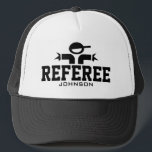 Personalisierter Schiedsrichter für offizielle Spo Truckerkappe<br><div class="desc">Personalisierter Schiedsrichter für offizielle Mannschaftsüberwachung. Handlich für Fußball,  Basketball,  Softball,  Baseball,  überall,  Wasserpolo,  Fußball,  Rugby,  Volleyball,  Handball,  Tennis und andere Sportarten,  die einen Schiedsrichter benötigen. Ideal für High School Spiele,  Uni Ligen und Turnierspiele. Personalisieren Sie mit individuelle Name,  Team,  Trainer,  Trainer,  Schule etc. Schwarz-Weiß oder Farbtransporter Hut.</div>