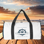 Personalisierter Schiffskapitän Vintages Wasserrad Duffle Bag<br><div class="desc">Chic Custom Boot Kapitän Duffel Tasche für eine Ozean Linienfirma mit einem marineblau blauen Boot Lenkrad. Dieses Vintage nautische Design eignet sich perfekt für einen Schiffsführer in Strandnähe. Personalisieren Sie mit Ihrem Namen.</div>
