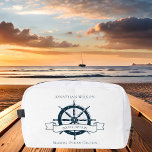 Personalisierter Schiffskapitän Vintages Wasserrad Waschbeutel<br><div class="desc">Chic Custom Boot Kapitän Kosmetiktasche für eine Seefahrer-Gesellschaft mit einem marineblau blauen Boot Lenkrad. Dieses Vintage nautische Design eignet sich perfekt für einen Schiffsführer in Strandnähe. Personalisieren Sie mit Ihrem Namen.</div>