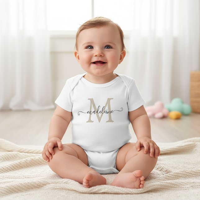 Personalisierter Schriftname Monogramm Beige Baby Strampler (Von Creator hochgeladen)