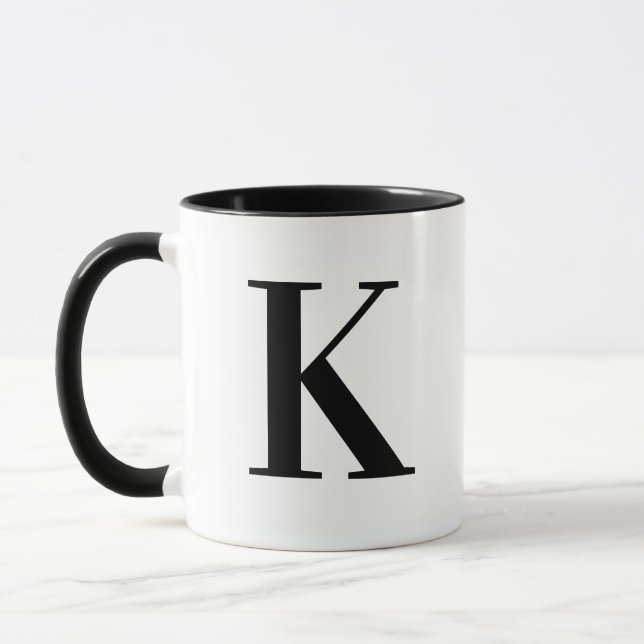 Personalisierter schwarzer Monogramm-Buchstabe K Tasse (Links)
